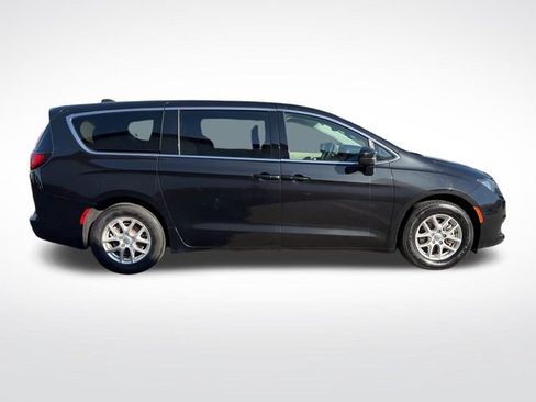 Used 2023 Chrysler Voyager LX FWD image 9