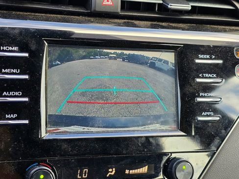Used 2019 Toyota Camry SE FWD image 9