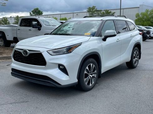 Used 2022 Toyota Highlander XLE AWD/4WD image 3