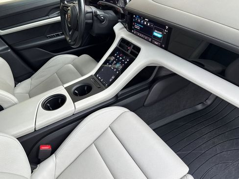 Used 2021 Porsche Taycan image 16