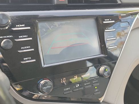 Used 2018 Toyota Camry SE FWD image 15