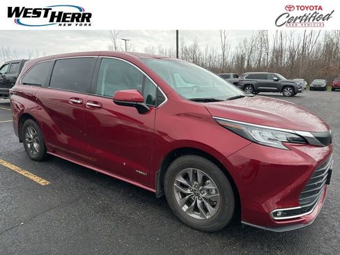 Used 2021 Toyota Sienna XLE image 1