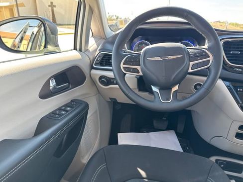 Used 2024 Chrysler Voyager LX image 13