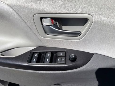 Used 2018 Toyota Sienna LE image 8