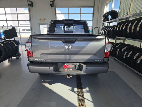 Used 2017 Nissan Titan SV image 5