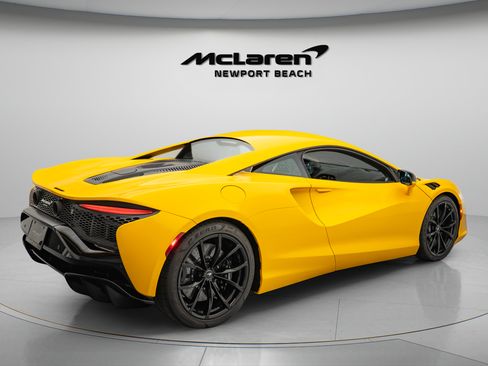 Used 2024 McLaren Artura RWD image 7