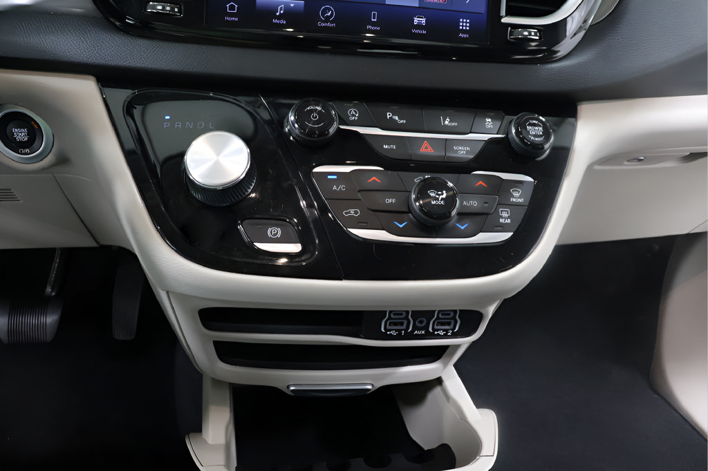 Used 2024 Chrysler Pacifica Touring-L FWD image 7