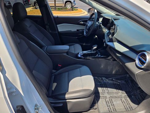 Certified 2025 Chevrolet Trax LT FWD image 6
