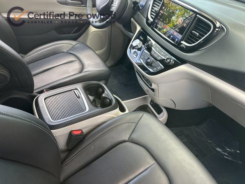 Used 2024 Chrysler Pacifica Touring-L FWD image 18