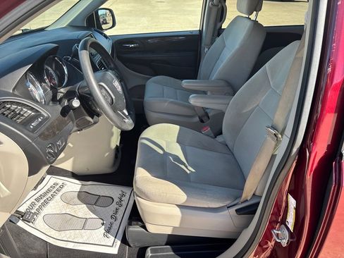 Used 2018 Dodge Grand Caravan SE w/ UConnect Hands-Free Group image 10