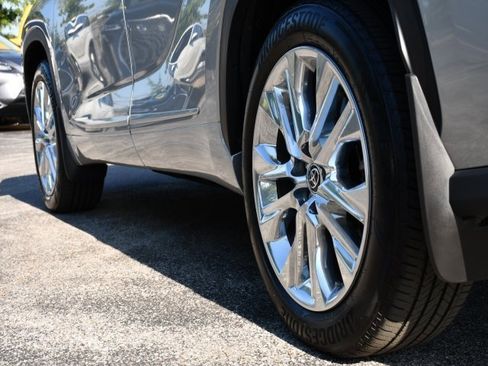 Used 2023 Toyota Highlander Limited image 10