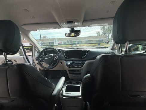 Used 2024 Chrysler Pacifica Limited FWD image 19
