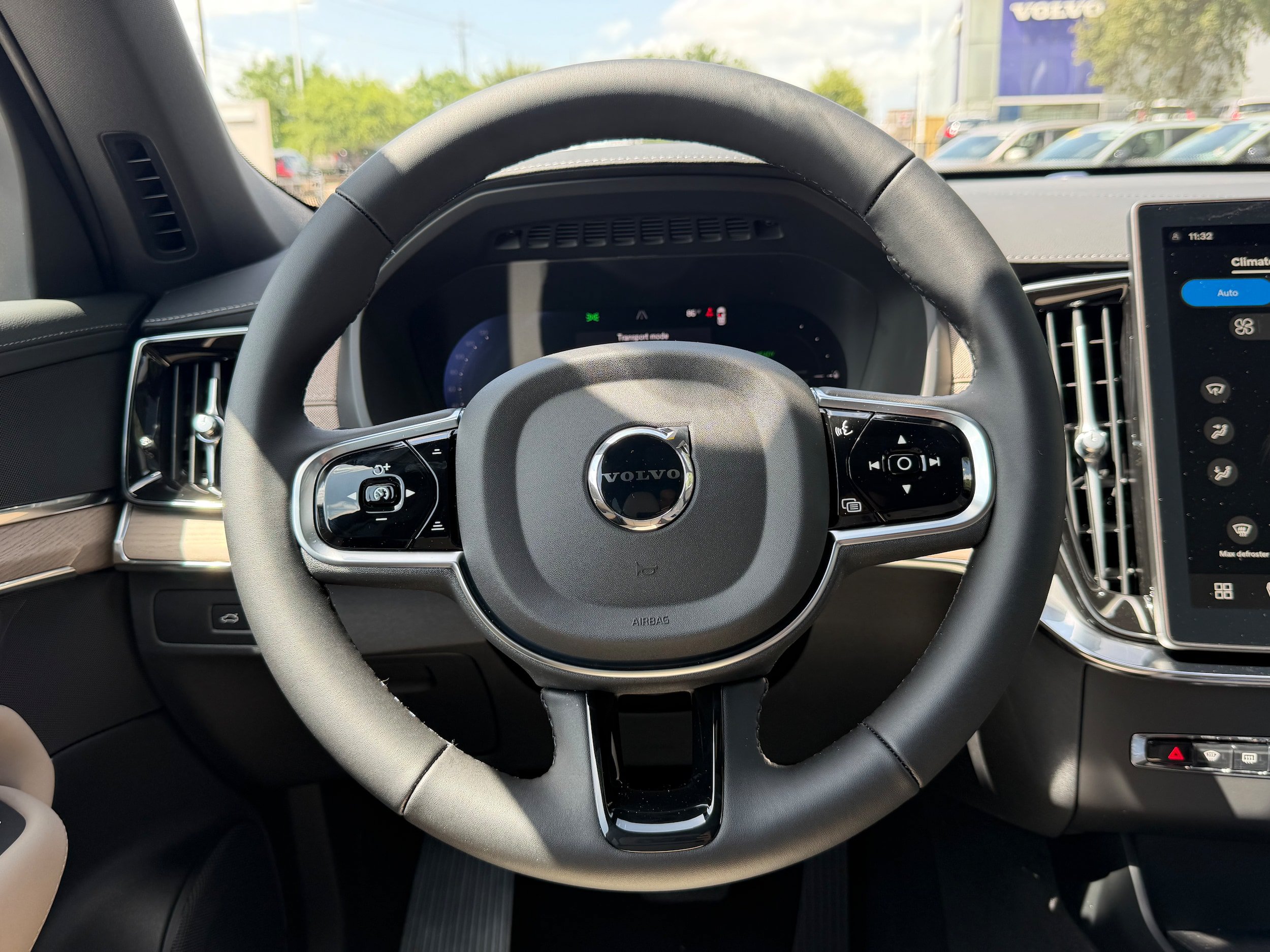 New 2026 Volvo XC90 T8 Plus w/ Protection Package Premier AWD/4WD image 15