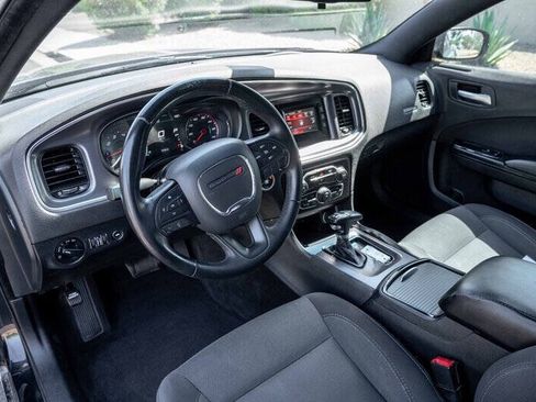 Used 2017 Dodge Charger SE w/ Blacktop Package RWD image 9