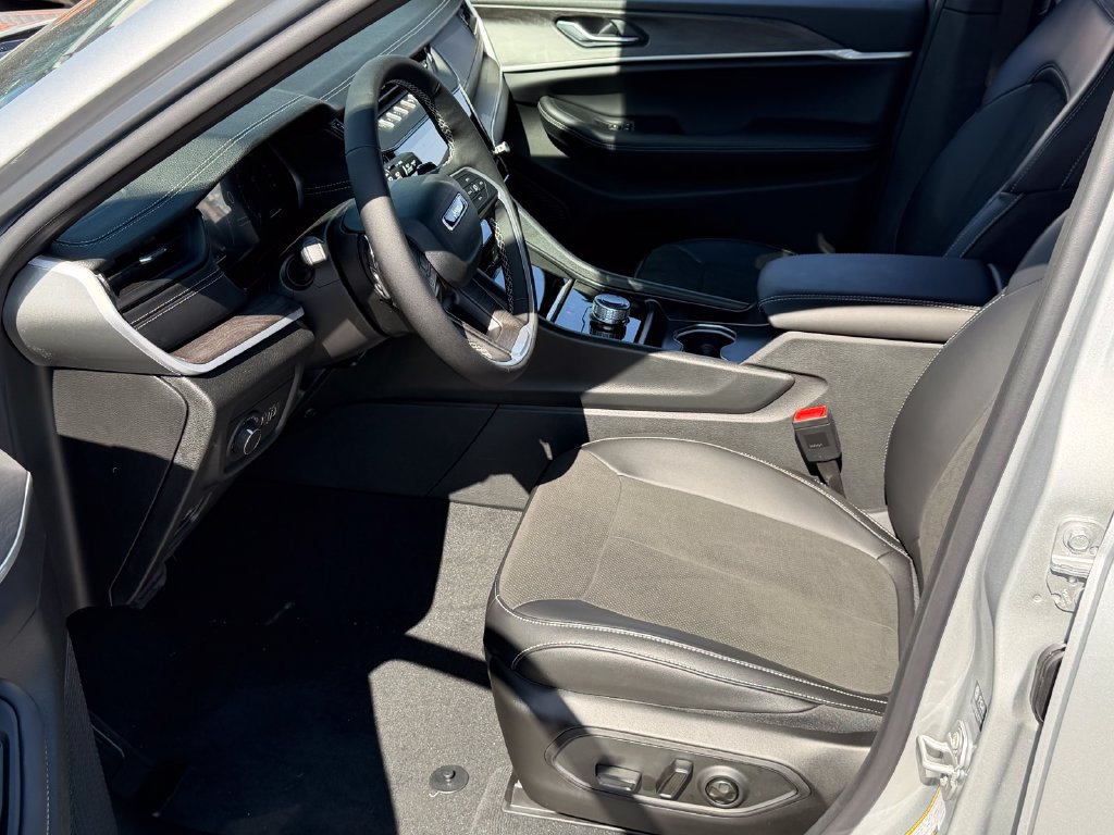 New 2026 Jeep Grand Cherokee Altitude RWD image 10
