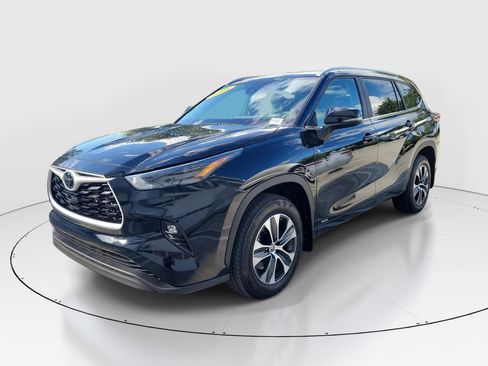 Certified 2025 Toyota Highlander XLE AWD/4WD image 3