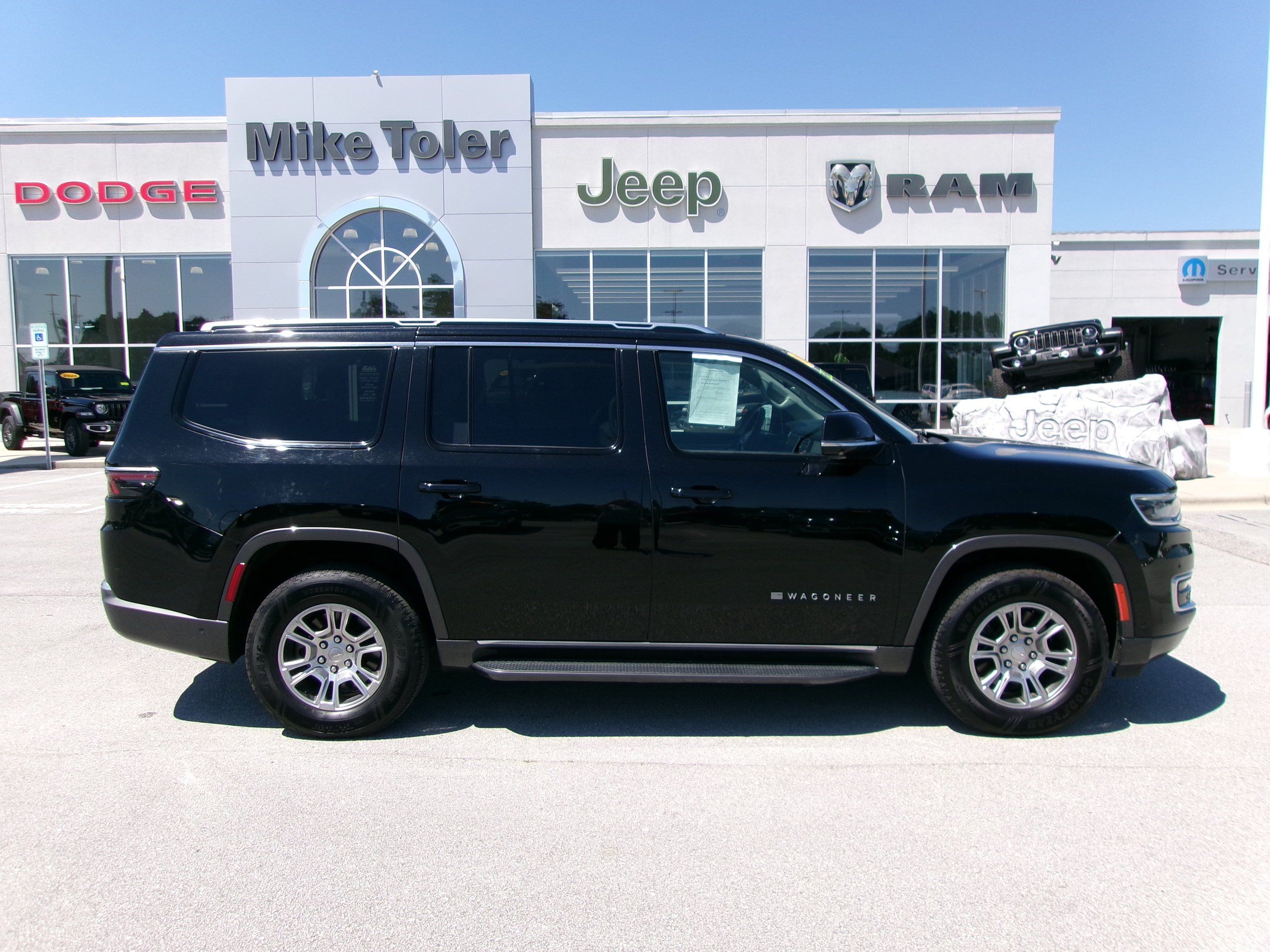 Used 2022 Jeep Wagoneer Series I w/ Convenience Group I AWD/4WD image 5