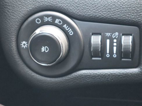 Used 2021 Jeep Cherokee Latitude Lux w/ Sun & Sound Group FWD image 31