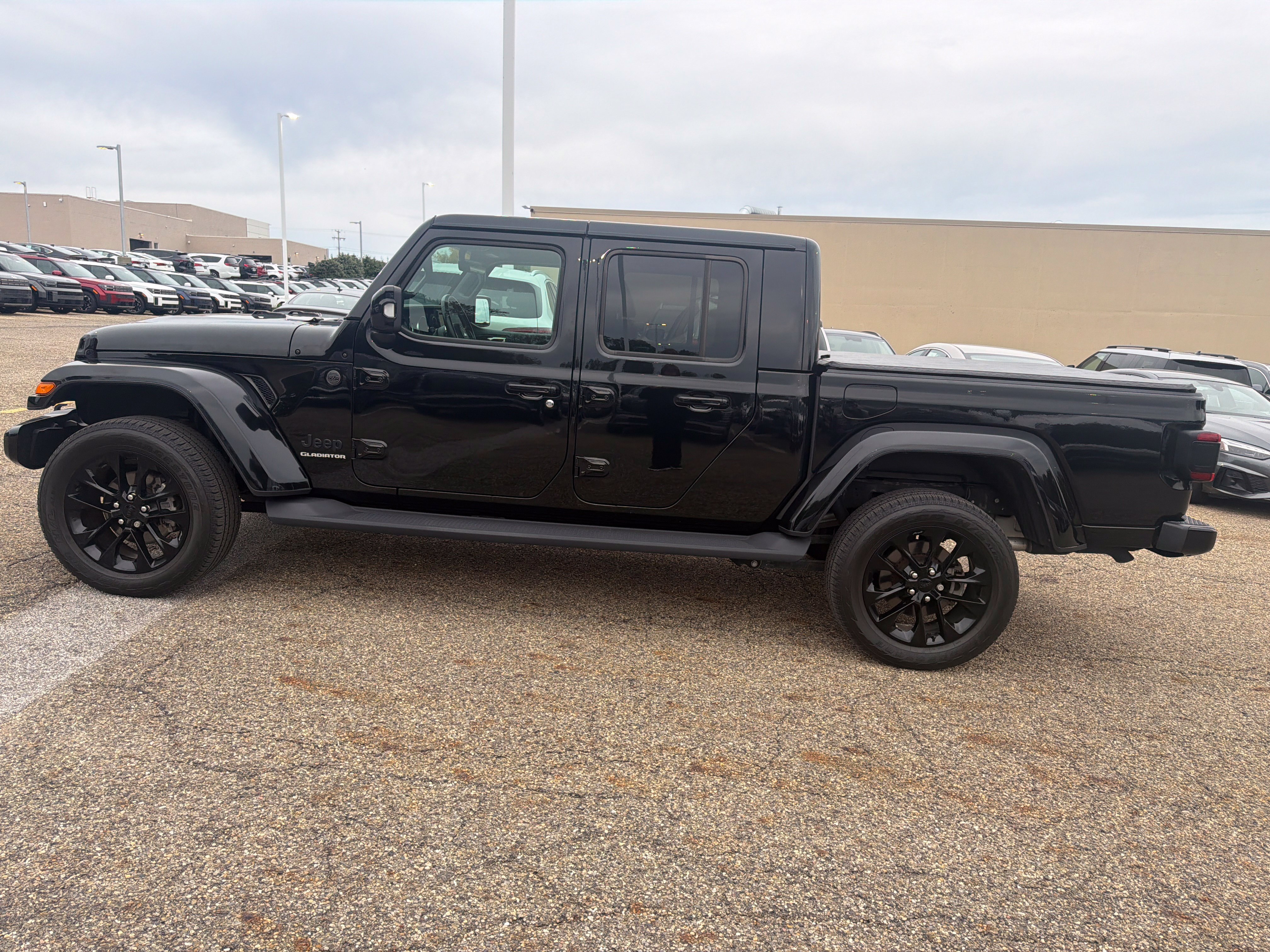 Used 2022 Jeep Gladiator Overland AWD/4WD image 10