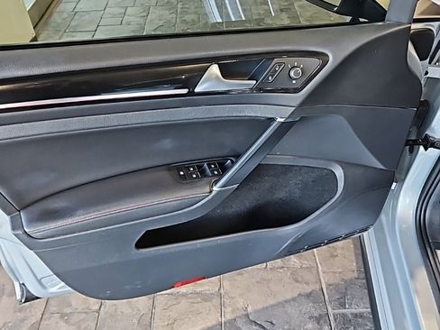 Used 2017 Volkswagen Golf image 25