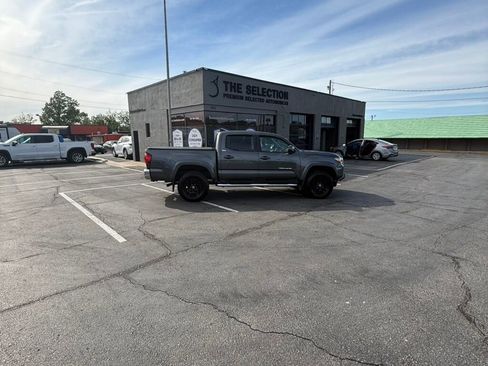 Used 2018 Toyota Tacoma SR5 RWD image 19