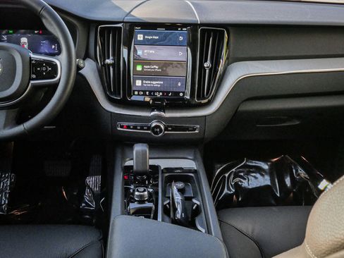 Used 2025 Volvo XC60 B5 Plus image 30