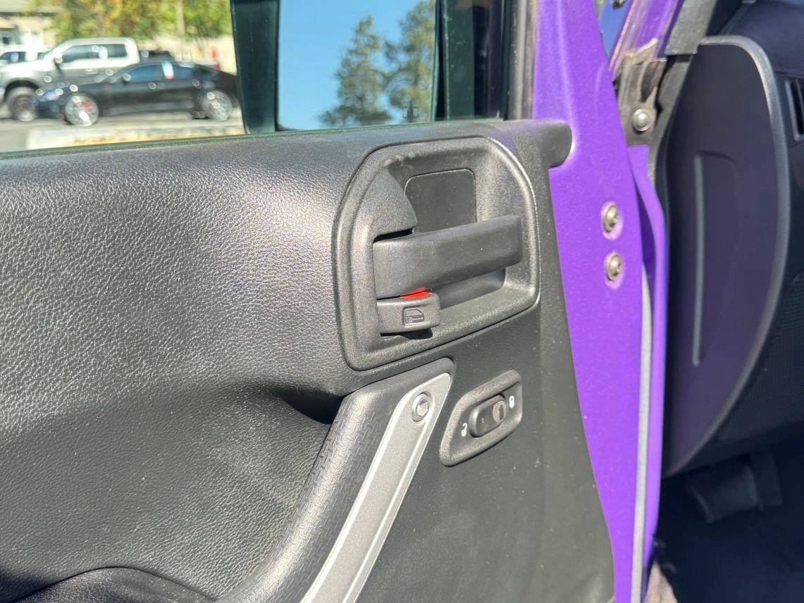 Used 2018 Jeep Wrangler Unlimited Sahara w/ Dual Top Group AWD/4WD image 11