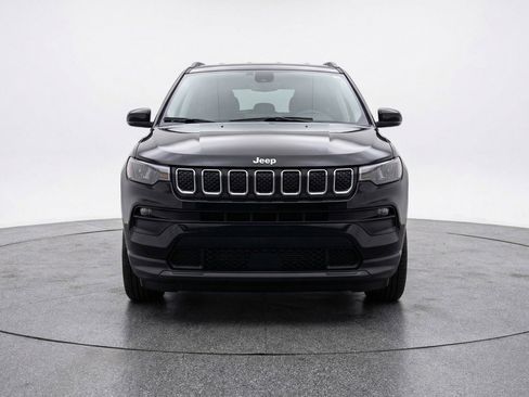 Used 2025 Jeep Compass Latitude AWD/4WD image 2