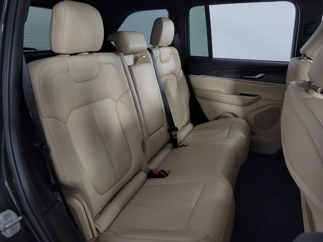 Used 2023 Jeep Grand Cherokee Limited AWD/4WD image 16