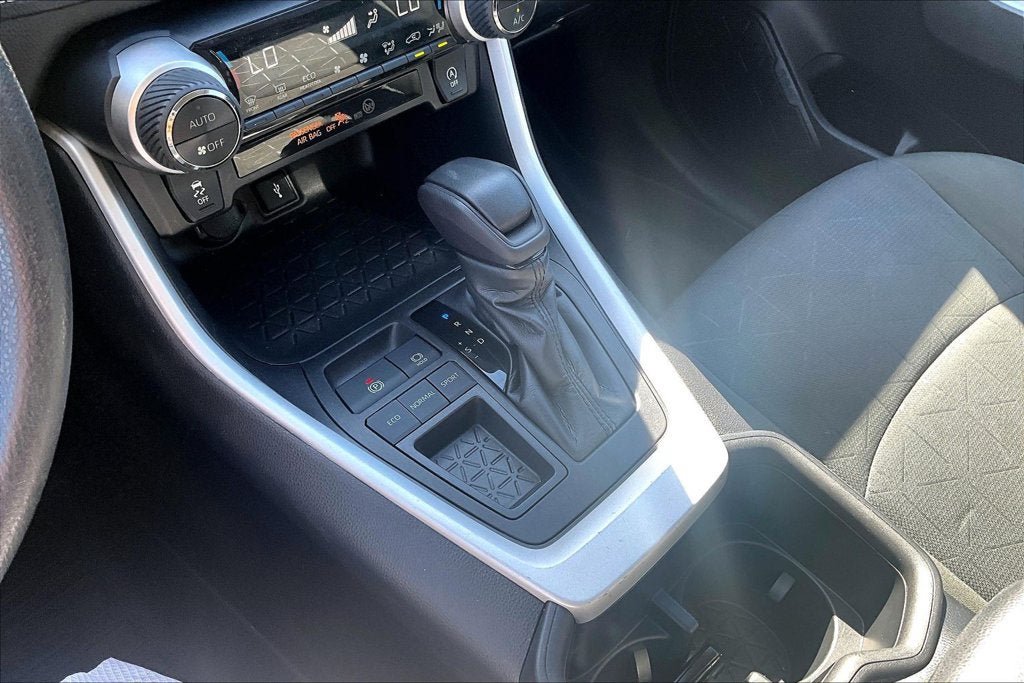 Used 2022 Toyota RAV4 XLE FWD image 16
