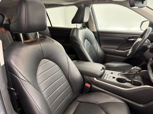 Used 2022 Toyota Highlander XLE FWD image 21