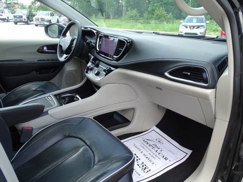 Used 2023 Chrysler Pacifica Limited image 46