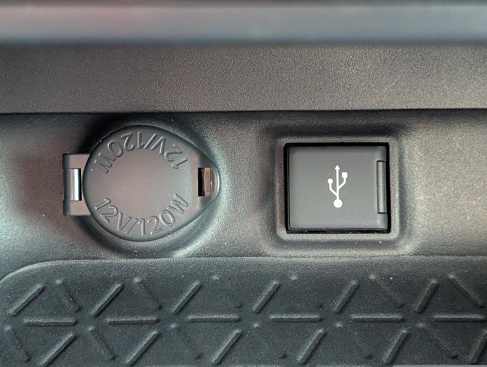 Used 2020 Toyota RAV4 XLE Premium FWD image 19