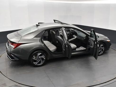 Used 2025 Hyundai Elantra Limited image 6