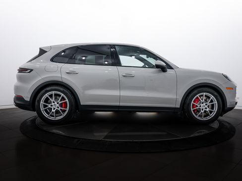Certified 2025 Porsche Cayenne S AWD/4WD image 8