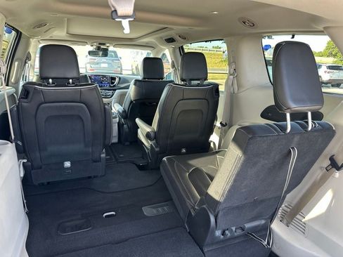 Used 2024 Chrysler Pacifica Limited FWD image 9