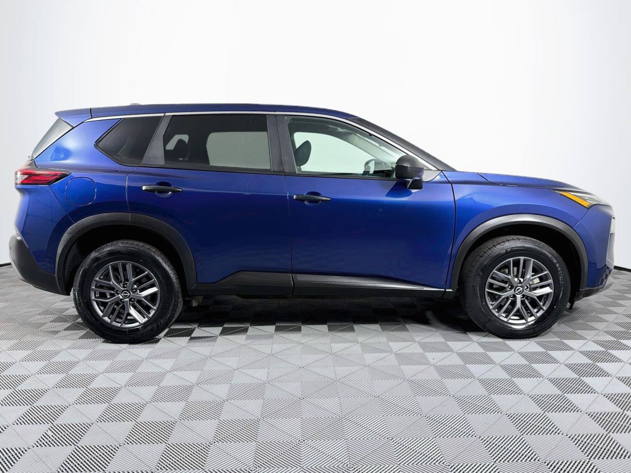 Used 2023 Nissan Rogue S AWD/4WD image 26