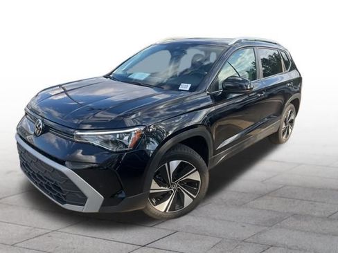 Used 2025 Volkswagen Taos SE image 3