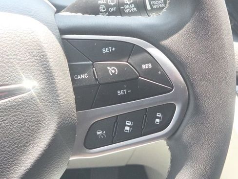 Used 2023 Chrysler Pacifica Touring-L FWD image 42