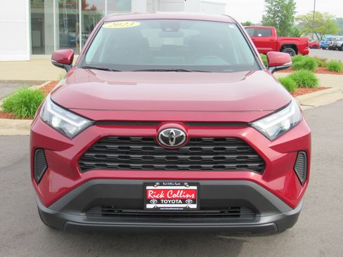 Used 2023 Toyota RAV4 LE AWD/4WD image 3