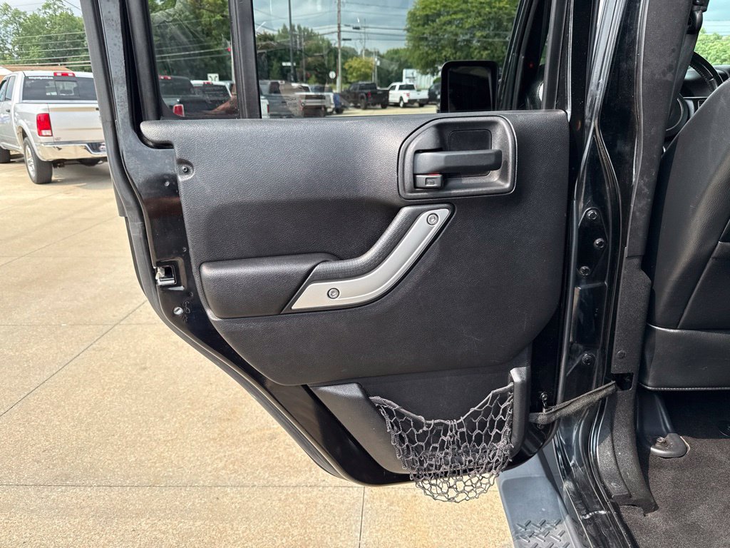 Used 2014 Jeep Wrangler Unlimited Rubicon w/ Connectivity Group AWD/4WD image 38