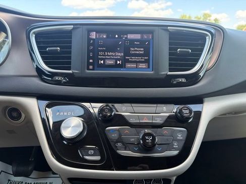 Used 2022 Chrysler Voyager LX FWD image 28