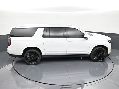 Used 2021 Chevrolet Suburban High Country w/ Premium Package 2 AWD/4WD image 17