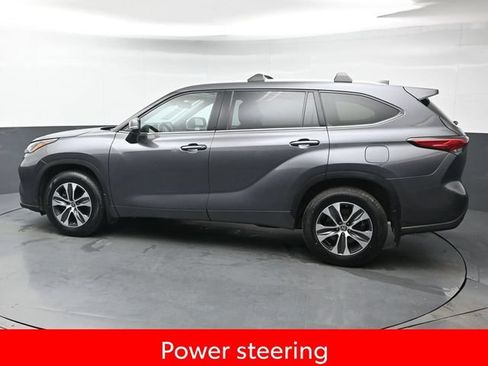 Used 2022 Toyota Highlander XLE AWD/4WD image 4