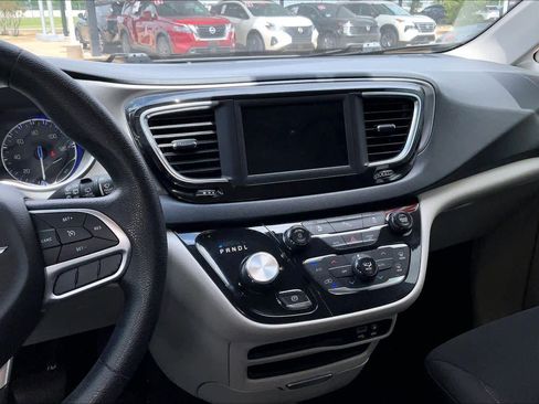 Used 2020 Chrysler Pacifica Touring FWD image 6