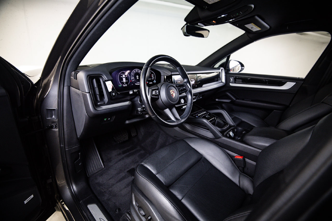 Certified 2024 Porsche Cayenne AWD/4WD image 4