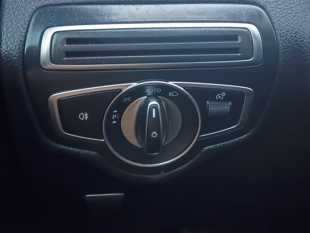 Used 2018 Mercedes-Benz GLC 300 4MATIC image 12
