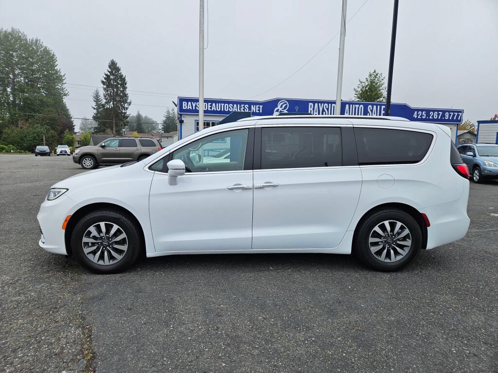 Used 2021 Chrysler Pacifica Touring-L FWD image 2