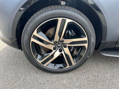 New 2026 Land Rover Discovery Limited Edition image 9