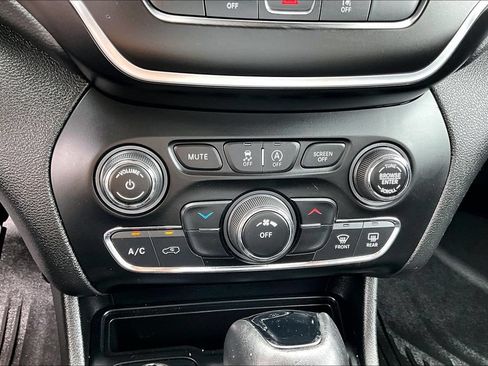 Used 2021 Jeep Cherokee Latitude Plus AWD/4WD image 34